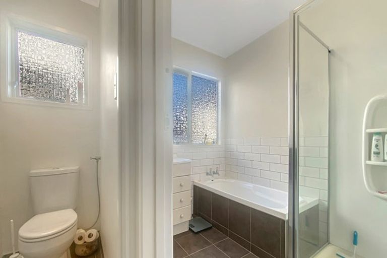 Photo of property in 2/24 Amberley Avenue, Te Atatu South, Auckland, 0610