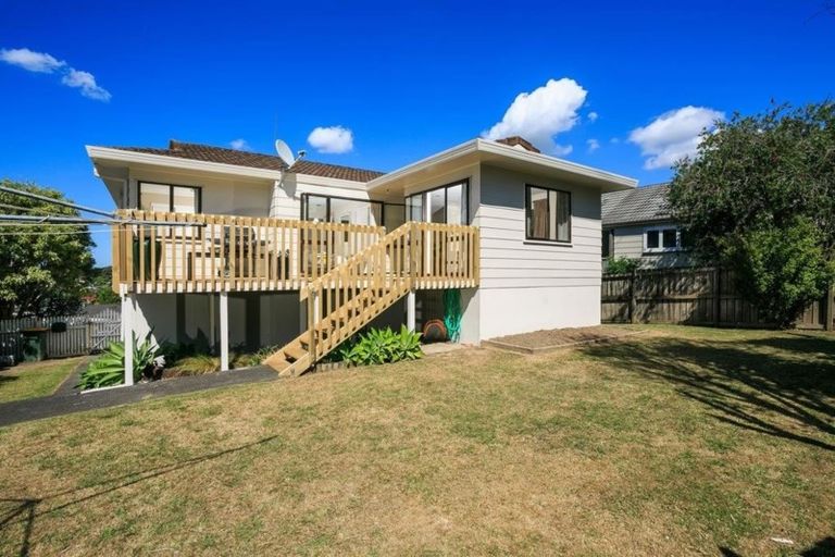 Photo of property in 2/12 Remus Place, Totara Vale, Auckland, 0629