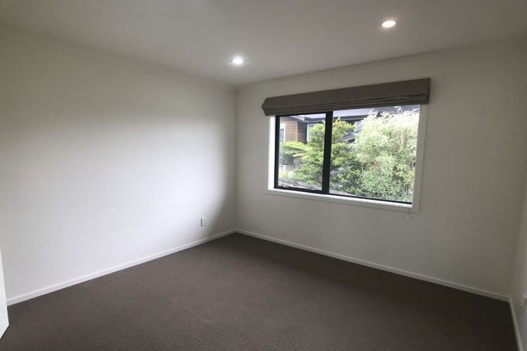 Photo of property in 17 James Nairn Grove, Riverstone Terraces, Upper Hutt, 5018