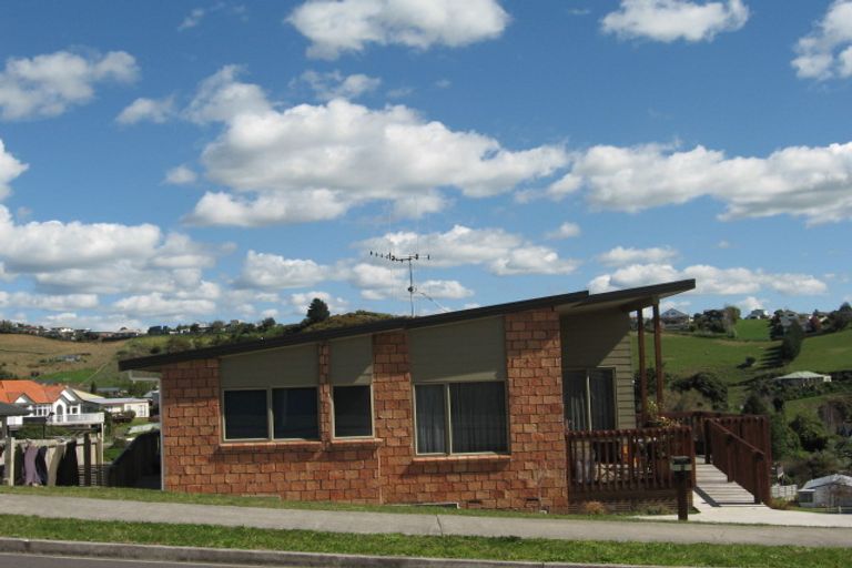 Photo of property in 2 Lysaght Place, Welcome Bay, Tauranga, 3112