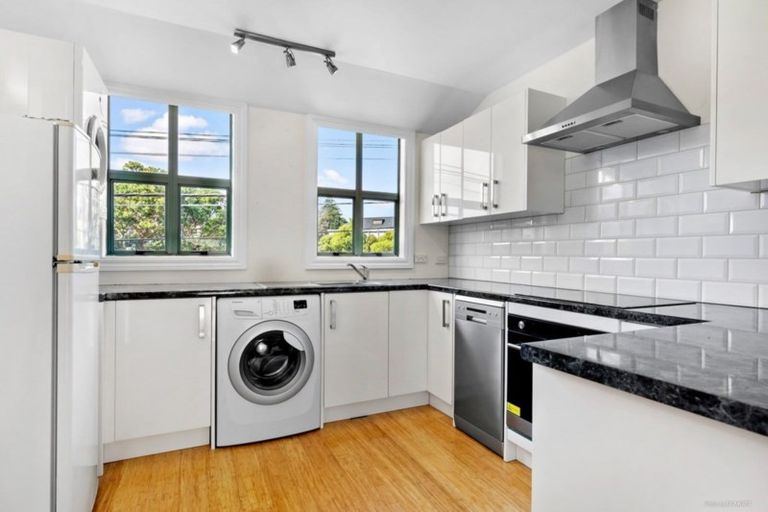 Photo of property in 2/168 Tinakori Road, Thorndon, Wellington, 6011