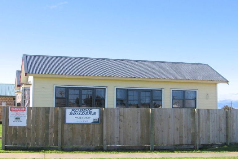 Photo of property in 2 Teppett Place, Foxton Beach, Foxton, 4815