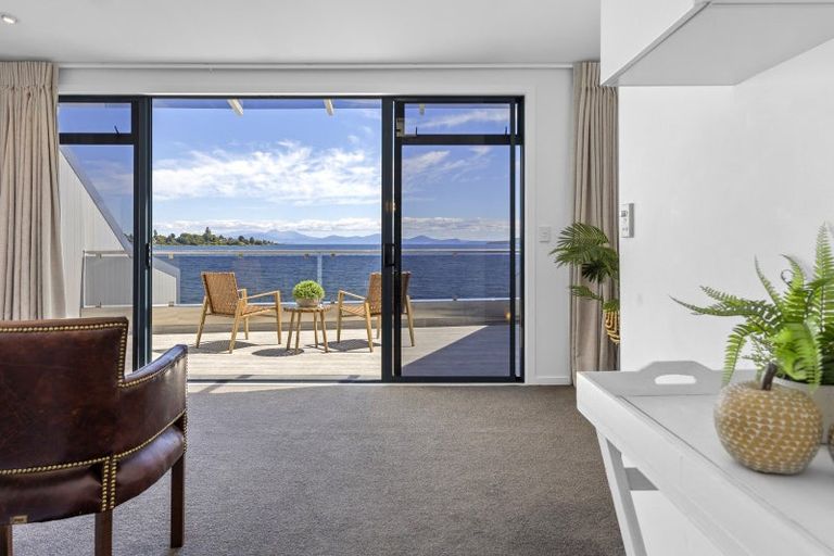 Photo of property in 2/227 Lake Terrace, Waipahihi, Taupo, 3330