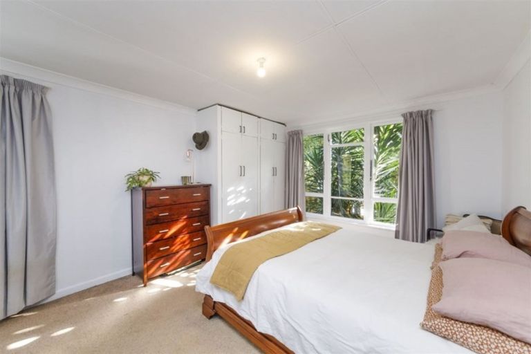 Photo of property in 4 Crewe Crescent, Hokowhitu, Palmerston North, 4410
