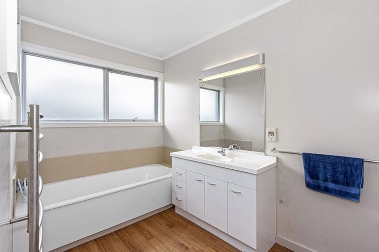 Photo of property in 18 Oakfield Street, Burnside, Christchurch, 8053