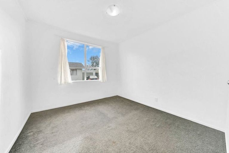 Photo of property in 1/3 Etherton Drive, Weymouth, Auckland, 2103