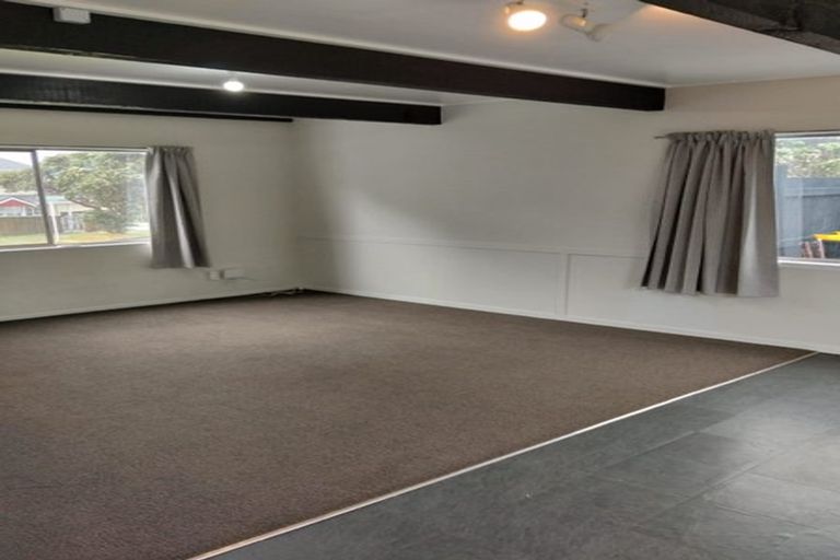 Photo of property in 112 Akaroa Drive, Maupuia, Wellington, 6022