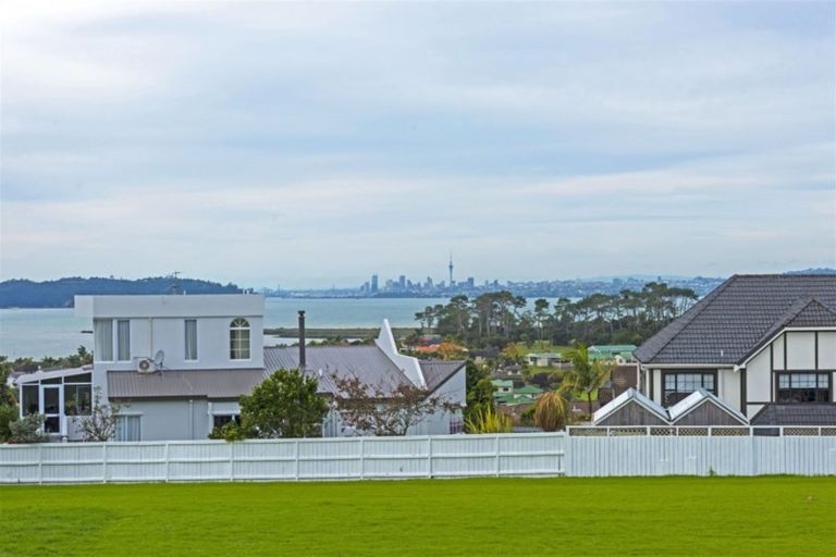 Photo of property in 3 Whiting Grove, West Harbour, Auckland, 0618
