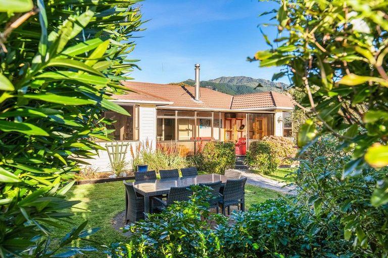 Photo of property in 2 Te Miti Street, Paekakariki, 5034