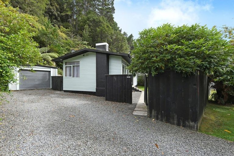 Photo of property in 104 Pinehaven Road, Pinehaven, Upper Hutt, 5019