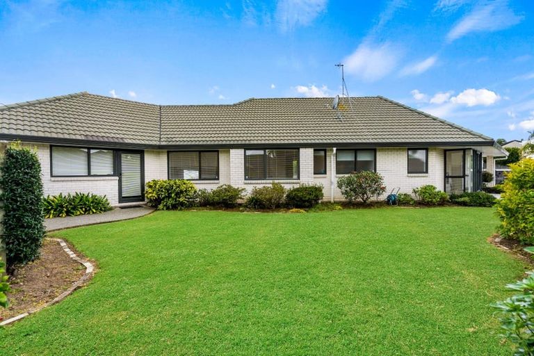 Photo of property in 2 Pat O'connor Place, Manurewa, Auckland, 2105