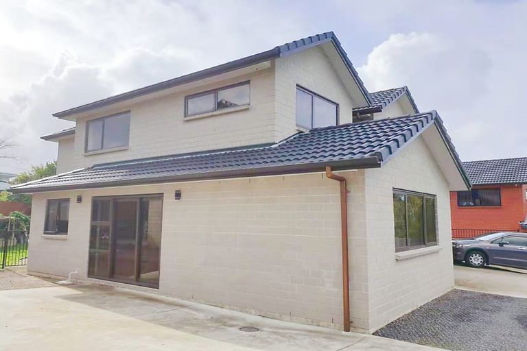 Photo of property in 3b Crystal Avenue, Glendene, Auckland, 0602