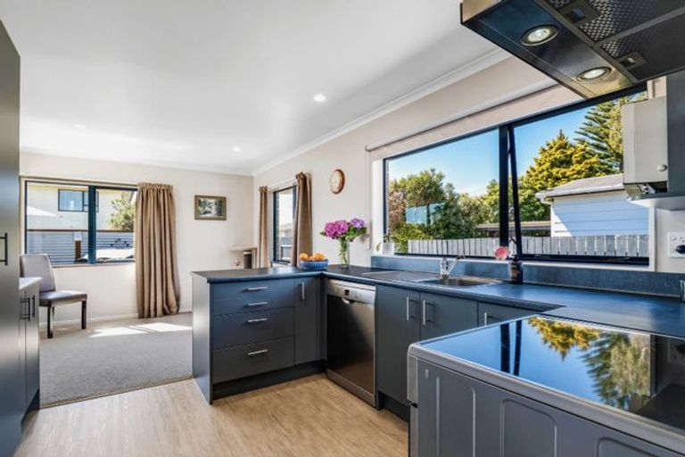 Photo of property in 32 Somerset Crescent, Highbury, Palmerston North, 4412