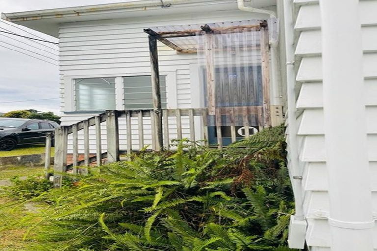 Photo of property in 22 Evans Road, Glen Eden, Auckland, 0602