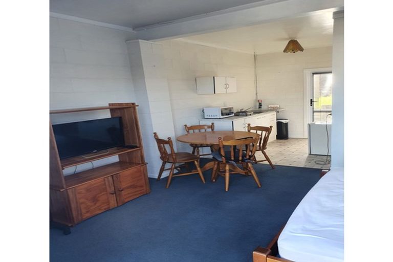 Photo of property in 1/212 Sunnynook Road, Totara Vale, Auckland, 0627