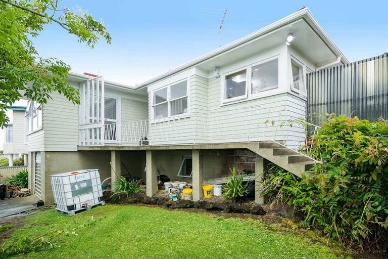 Photo of property in 50 Potter Avenue, Northcote, Auckland, 0627