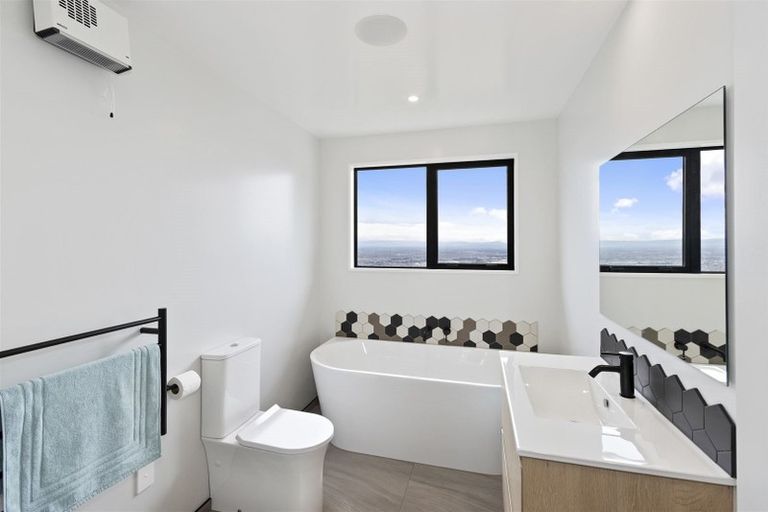 Photo of property in 15 Parkridge Place, Mount Pleasant, Christchurch, 8081