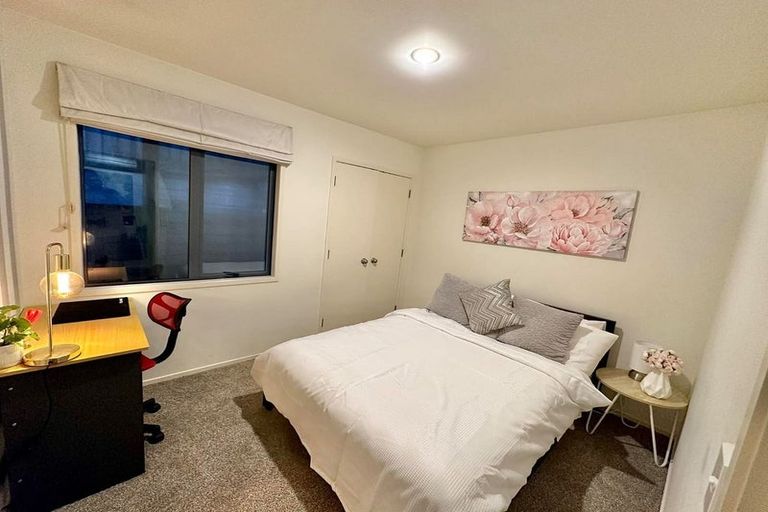 Photo of property in 75a Dress Circle, Newlands, Wellington, 6037