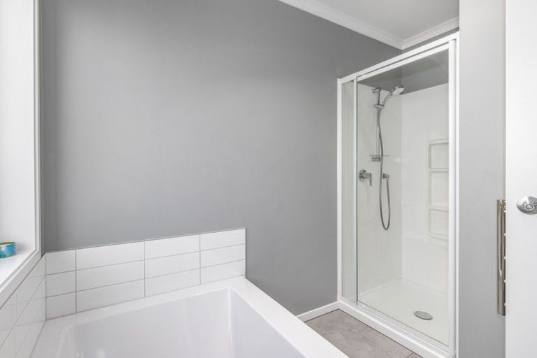 Photo of property in 2 Roundhouse Close, Whitby, Porirua, 5024