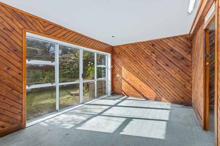 Photo of property in 2 Coburg Street, Henderson, Auckland, 0612