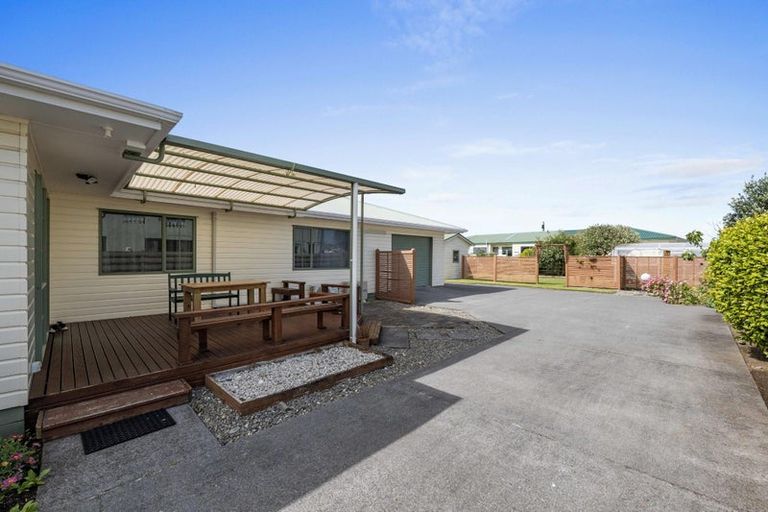 Photo of property in 8 Beech Place, Hawera, 4610