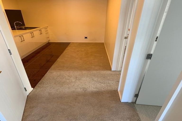 Photo of property in 21 Midhurst Avenue, Henderson, Auckland, 0612