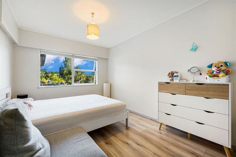 Photo of property in 14 Jonathan Place, Sunnynook, Auckland, 0620