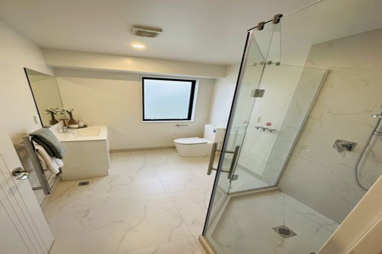 Photo of property in 4d Flaunty Place, West Harbour, Auckland, 0618