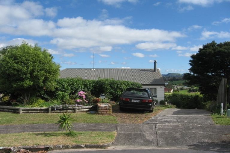 Photo of property in 13 Acland Place, Botany Downs, Auckland, 2010