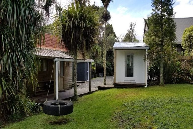 Photo of property in 48 Turanga Road, Henderson Valley, Auckland, 0612