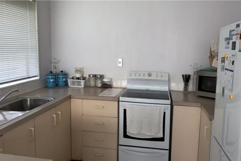 Photo of property in 2/12 Bernina Place, Weymouth, Auckland, 2103