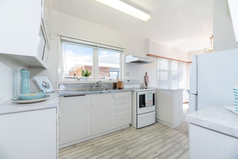 Photo of property in 1/10 Shakespeare Road, Milford, Auckland, 0620