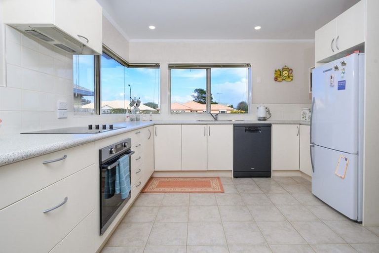 Photo of property in 16 Chalmers Close, Orewa, 0931