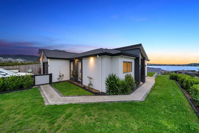 Photo of property in 2 Ihakara Arthur Lane, Aotea, Porirua, 5024