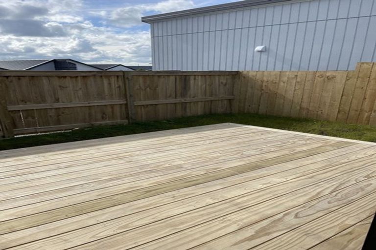 Photo of property in 21 Morus Road, Massey, Auckland, 0614