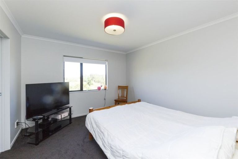Photo of property in 20 La Lena Grove, Fitzherbert, Palmerston North, 4410
