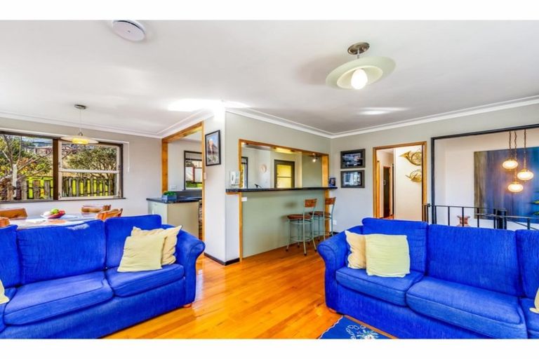 Photo of property in 72 La Rosa Street, Green Bay, Auckland, 0604