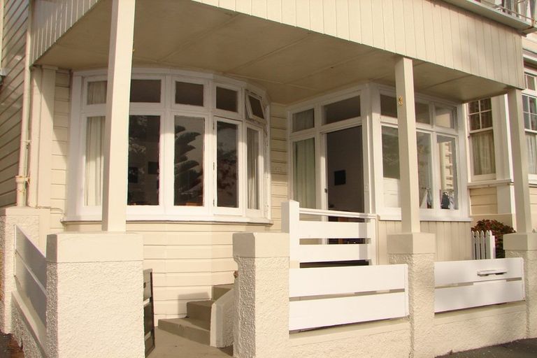 Photo of property in 242 Oriental Parade, Oriental Bay, Wellington, 6011