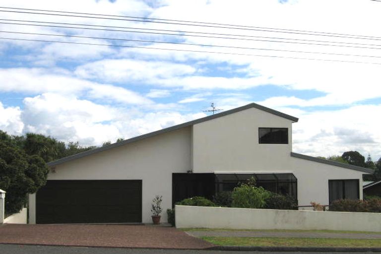 Photo of property in 17 Avonleigh Road, Green Bay, Auckland, 0604