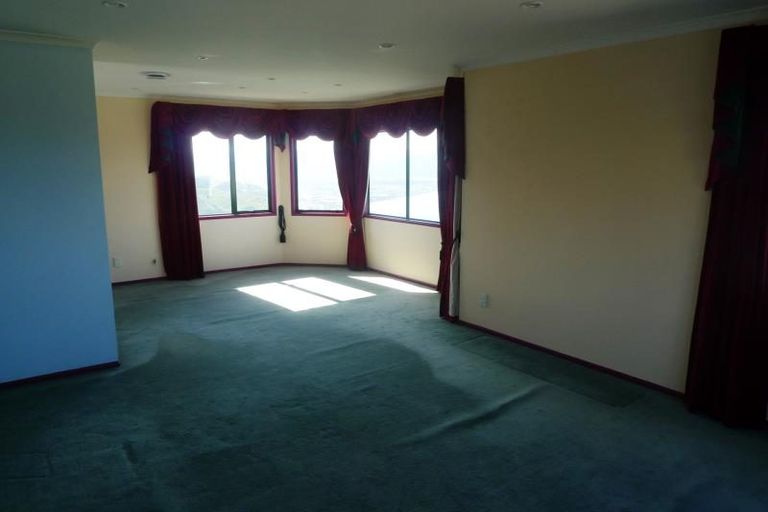 Photo of property in 11 Bennett Grove, Newlands, Wellington, 6037