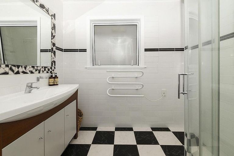 Photo of property in 28 Tiroroa Avenue, Te Atatu South, Auckland, 0610