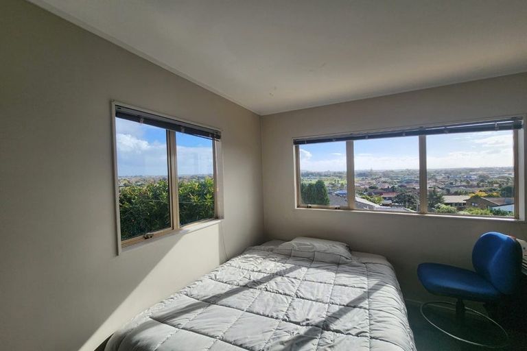 Photo of property in 2/12 Veagh Place, Highland Park, Auckland, 2010