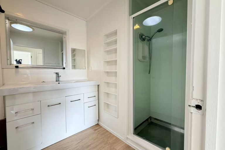 Photo of property in 10 Celeste Place, Totara Vale, Auckland, 0627