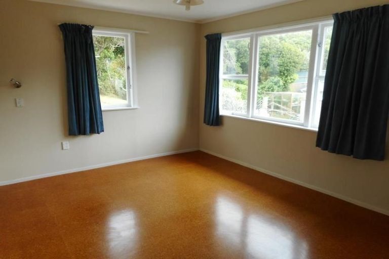 Photo of property in 21 Kahikatea Grove, Paparangi, Wellington, 6037