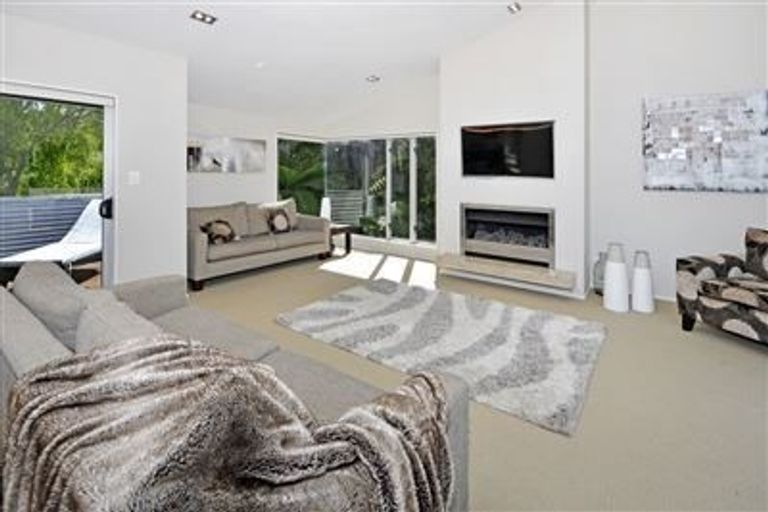 Photo of property in 20 Garmons Way, Castor Bay, Auckland, 0620