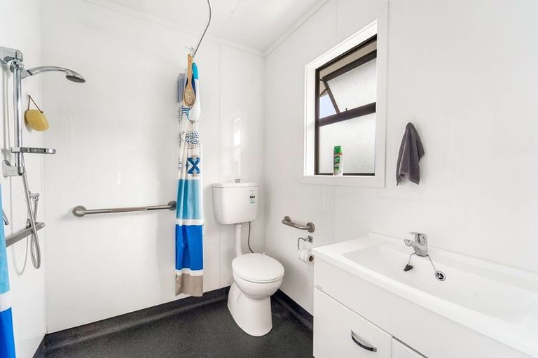 Photo of property in 33 Strid Road, Te Atatu South, Auckland, 0610