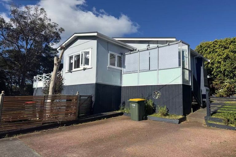 Photo of property in 1/76 Kaurilands Road, Titirangi, Auckland, 0604