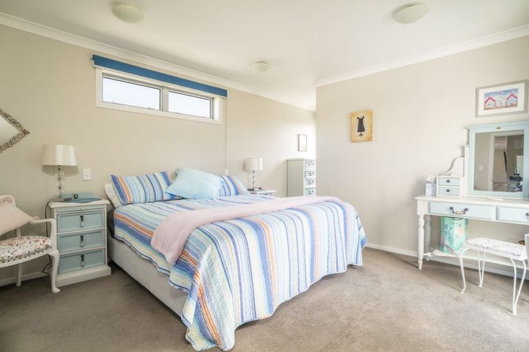 Photo of property in 107 Kenmore Street, Newlands, Wellington, 6037
