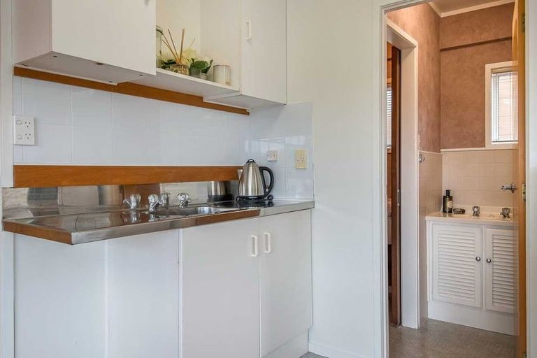 Photo of property in 21 Robin Lane, Browns Bay, Auckland, 0630