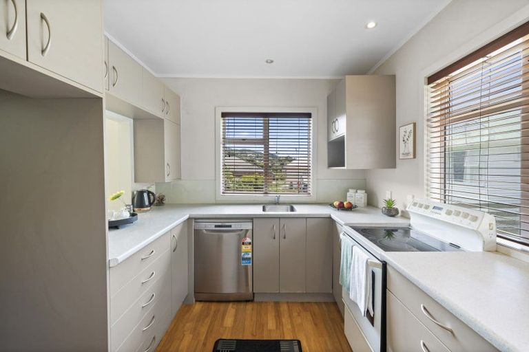 Photo of property in 6 Park Avenue, Tawa, Wellington, 5028